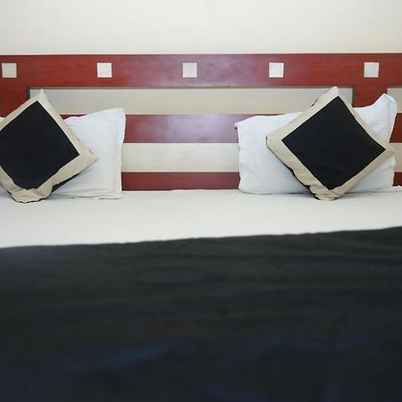 Hotel Nirmal Palace Канпур Екстериор снимка