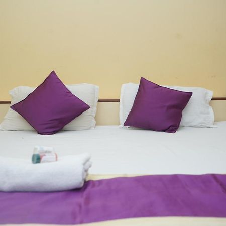 Hotel Nirmal Palace Канпур Екстериор снимка