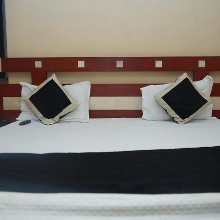 Hotel Nirmal Palace Канпур Екстериор снимка