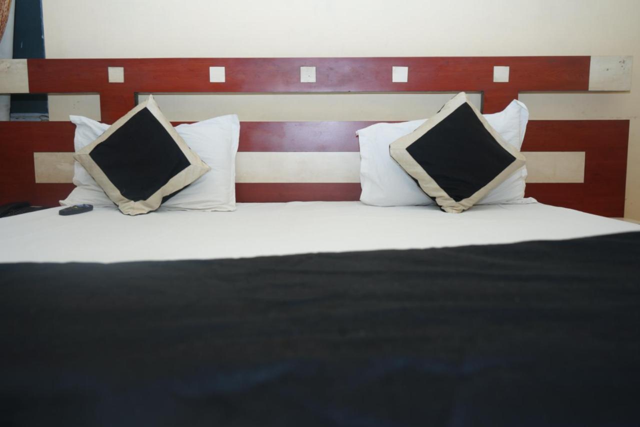 Hotel Nirmal Palace Канпур Екстериор снимка