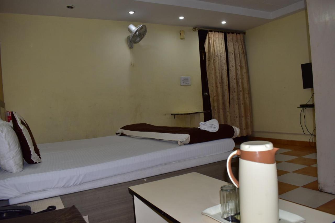 Hotel Nirmal Palace Канпур Екстериор снимка