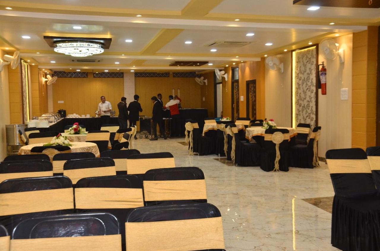 Hotel Nirmal Palace Канпур Екстериор снимка