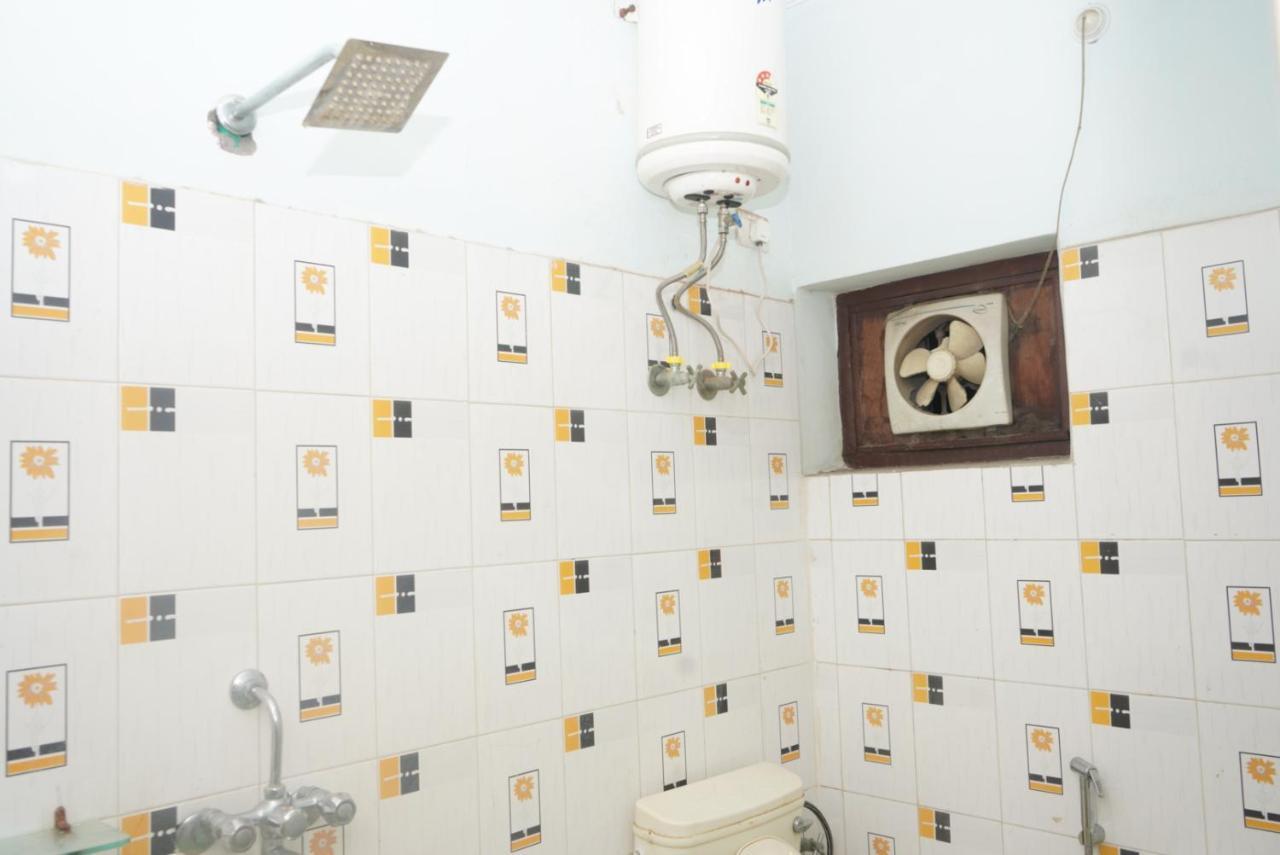 Hotel Nirmal Palace Канпур Екстериор снимка