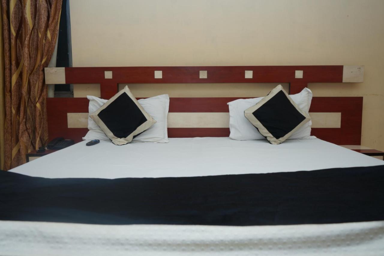 Hotel Nirmal Palace Канпур Екстериор снимка