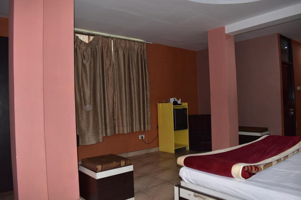 Hotel Nirmal Palace Канпур Екстериор снимка